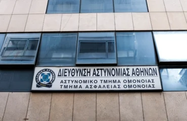 Ξεκίνησε η δίκη των αστυνομικών για τη  σεξουαλική κακοποίηση 19χρονης στο Α.Τ. Ομονοίας