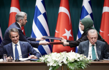 Βίντεο: Ο Κ.Μητσοτάκης σκουπίζει την μύτη του και βάζει το χρησιμοποιημένο μαντήλι μέσα στον φάκελο των συμφωνιών!