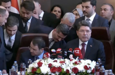 Τουρκία: Απρόοπτο στην τελετή παράδοσης-παραλαβής στο υπ.Δικαιοσύνης – Χάλασε η καρέκλα του Α.Γκιουρλέκ (βίντεο)