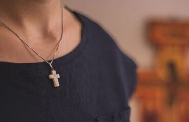 Θύμα ληστείας 23χρονη μέσα σε λεωφορείο στον Πειραιά: Ρομά της άρπαξαν τη χρυσή αλυσίδα με το σταυρό