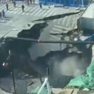 Κίνα: Η στιγμή που τεράστια καθίζηση «καταπίνει» δρόμο στη Σανγκάη (βίντεο)