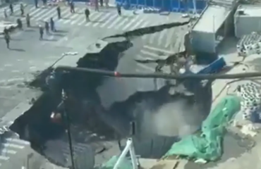 Κίνα: Η στιγμή που τεράστια καθίζηση «καταπίνει» δρόμο στη Σανγκάη (βίντεο)