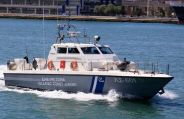 Ελαφόνησος: Θαλαμηγός με τέσσερις επιβαίνοντες προσέκρουσε με σφοδρότητα στα βράχια και διαλύθηκε