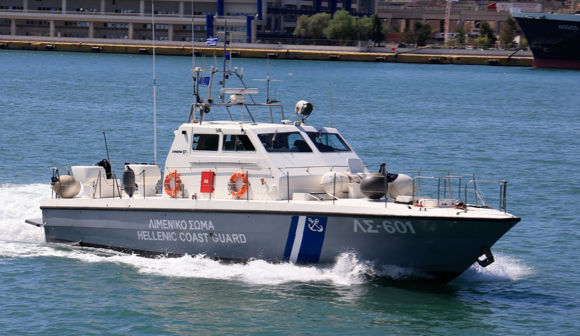 Ελαφόνησος: Θαλαμηγός με τέσσερις επιβαίνοντες προσέκρουσε με σφοδρότητα στα βράχια και διαλύθηκε