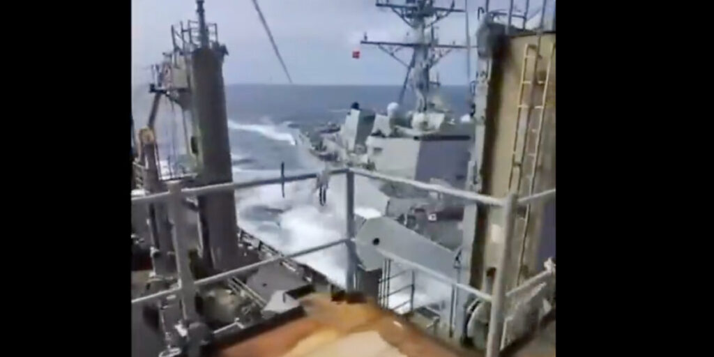 Η στιγμή της σύγκρουσης του αντιτορπιλικού USS Truxtun με πλοίο υποστήριξης στην Καραϊβική (βίντεο)