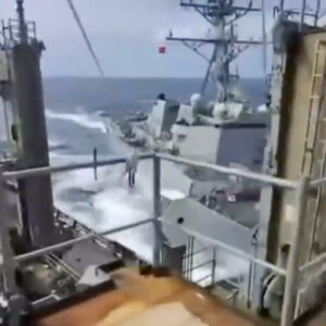 Η στιγμή της σύγκρουσης του αντιτορπιλικού USS Truxtun με πλοίο υποστήριξης στην Καραϊβική (βίντεο)