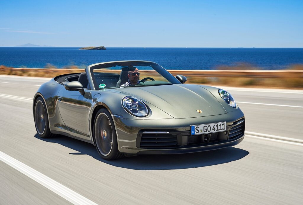 Τι δώρο θα κάνετε για την Ημέρα του Αγίου Βαλεντίνου; Στο Κίεβο τυλίγουν με φιόγκο Porsche (βίντεο)