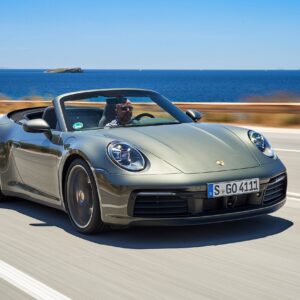 Τι δώρο θα κάνετε για την Ημέρα του Αγίου Βαλεντίνου; Στο Κίεβο τυλίγουν με φιόγκο Porsche (βίντεο)