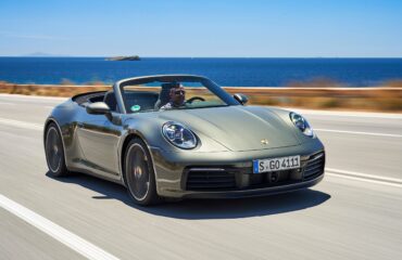 Τι δώρο θα κάνετε για την Ημέρα του Αγίου Βαλεντίνου; Στο Κίεβο τυλίγουν με φιόγκο Porsche (βίντεο)