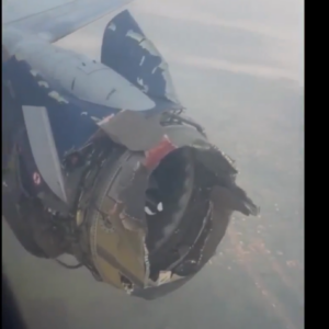 Στιγμές πανικού σε πτήση στη Νιγηρία: Κινητήρας του αεροσκάφους εξερράγη στον αέρα – Δείτε βίντεο
