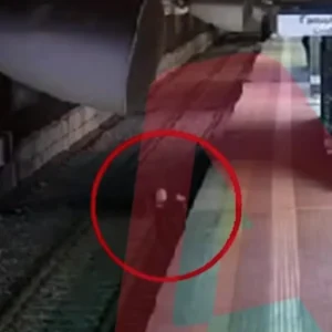 Πλιάτσικο στον Προαστιακό στο Ζεφύρι: 2 άνδρες ξηλώνουν καλώδια μήκους 100 μέτρων (βίντεο)