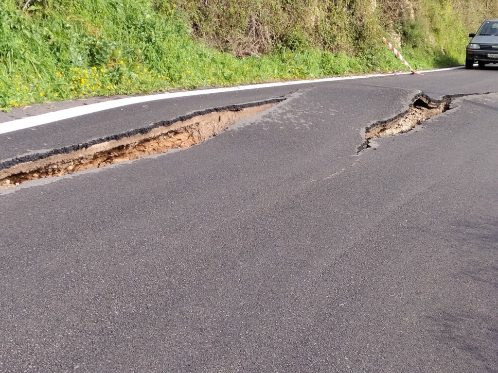 Γορτυνία: Μεγάλη καθίζηση σε κεντρικό δρόμο – Διακόπηκε η κυκλοφορία
