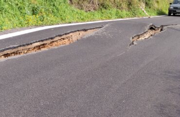 Γορτυνία: Μεγάλη καθίζηση σε κεντρικό δρόμο – Διακόπηκε η κυκλοφορία