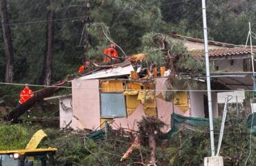 Κατάκολο: Τεράστιος βράχος αποκολλήθηκε και απειλεί σπίτια – Εκκενώνονται προληπτικά κατοικίες (φωτο – βίντεο)