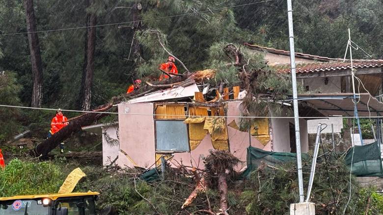 Κατάκολο: Τεράστιος βράχος αποκολλήθηκε και απειλεί σπίτια – Εκκενώνονται προληπτικά κατοικίες (φωτο – βίντεο)