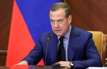 Ν.Μενβέντεφ σε Φ.Μερτς: «Δαίμονα, μήπως έκανες λάθος τις εποχές; Είμαστε στο 2026, όχι στο 1933!»