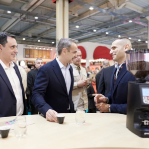 Κ.Μητσοτάκης σε barista στη HORECA 2026: «Θα αγοράσω μηχανή εσπρέσο, θα έρθεις σπίτι να μου κάνεις σεμινάρια;»