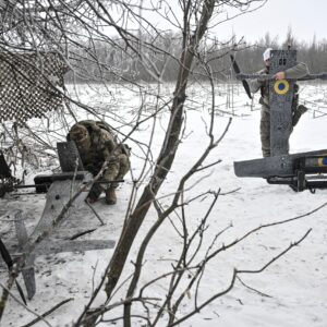 Ρώσος στρατιώτης αποκόπηκε και έζησε μόνος τους για ένα μήνα στα χιόνια μέχρι να τον διασώσουν