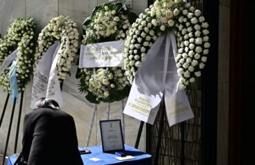 Το τελευταίο «αντίο» είπαν συγγενείς και φίλοι στον Α.Παπαληγούρα: Συγκίνησε ο επικήδειος της κόρης του (φωτο)