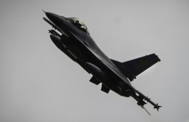 Οι Ρώσοι σφυροκοπούν την Ουκρανία με φθηνά drone και το Κίεβο αναγκάζεται να ξοδεύει πανάκριβους AIM-120 Amraam