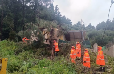 Στο Κατάκολο ειδικό συνεργείο από την Αθήνα για την απομάκρυνση του βράχου των 40 τόνων (βίντεο)
