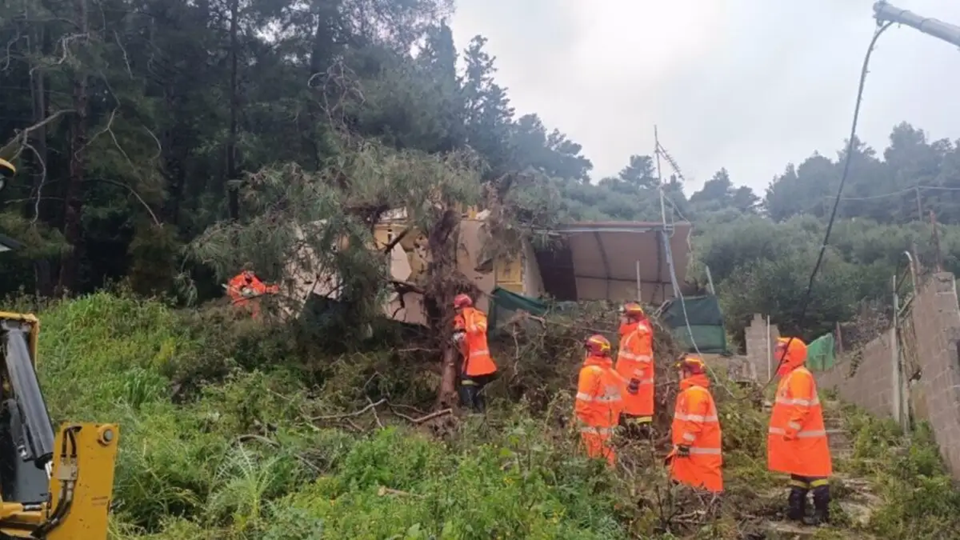 Στο Κατάκολο ειδικό συνεργείο από την Αθήνα για την απομάκρυνση του βράχου των 40 τόνων (βίντεο)