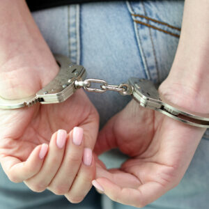 «Ελ.Βενιζέλος»: Χειροπέδες σε 40χρονη αλλοδαπή που μετέφερε 900 πακέτα λαθραία τσιγάρα