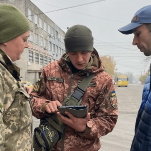 Βίντεο: Ουκρανοί στρατολόγοι χαστουκίζουν γυναίκα που προσπαθεί να τους εμποδίσει να συλλάβουν τον άνδρα της