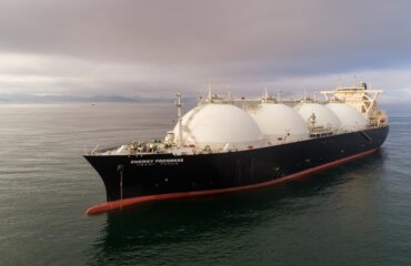 Δεξαμενόπλοιο που μετέφερε 170.000 τόνους LNG στη Γερμανία κόλλησε στον πάγο (βίντεο)
