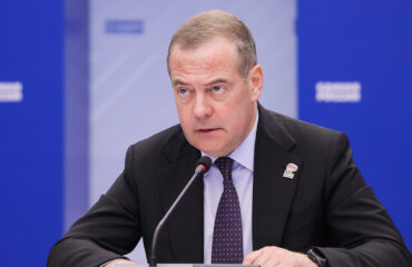 Ντμίτρι Μεντβέντεφ: «Ο Ζελένσκι θα παραμένει ζωντανός όσο καταστρέφει τη χώρα του»