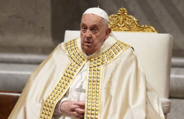 Ο Στιβ Μπάνον προσπάθησε να στρατολογήσει τον Τζέφρι Έπσταϊν στην εκστρατεία του εναντίον του Πάπα Φραγκίσκου