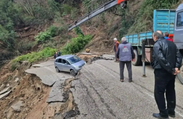 Παραλίγο τραγωδία στα Τζουμέρκα: Καθίζηση 60 μέτρων σε επαρχιακό δρόμο – Από θαύμα γλίτωσε ΙΧ με 2 επιβαίνοντες