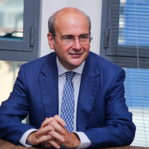 Oργισμένη απάντηση Κ.Χατζηδάκη στα δημοσιεύματα που τον φέρουν να γευμάτισε το 2014 με συνεργάτη του Τ.Επστάιν