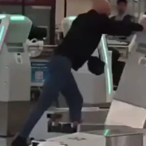 Χονγκ Κονγκ: Η στιγμή που Βρετανός σε κατάσταση «αμόκ» διαλύει 10 γκισέ check in στο αεροδρόμιο (βίντεο)