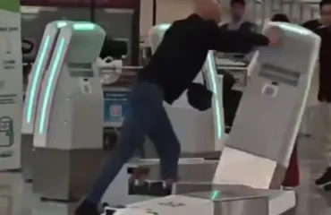 Χονγκ Κονγκ: Η στιγμή που Βρετανός σε κατάσταση «αμόκ» διαλύει 10 γκισέ check in στο αεροδρόμιο (βίντεο)