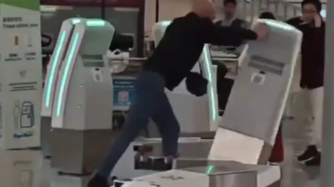 Χονγκ Κονγκ: Η στιγμή που Βρετανός σε κατάσταση «αμόκ» διαλύει 10 γκισέ check in στο αεροδρόμιο (βίντεο)