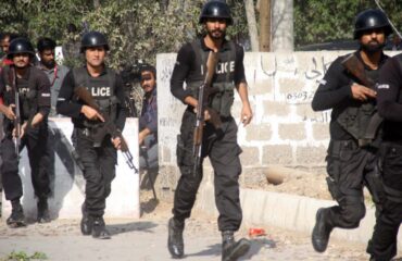 Πακιστάν: Τουλάχιστον δύο νεκροί και 17 τραυματίες σε βομβιστική επίθεση έξω από αστυνομικό τμήμα