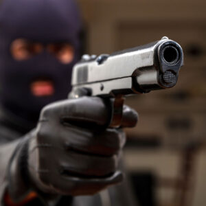 Ένοπλη ληστεία σε γνωστό σούπερ μάρκετ στον Πειραιά: Απείλησε τον υπάλληλο, άρπαξε τις εισπράξεις & έφυγε πεζός!