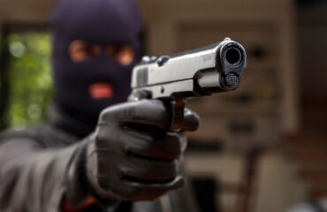 Ένοπλη ληστεία σε γνωστό σούπερ μάρκετ στον Πειραιά: Απείλησε τον υπάλληλο, άρπαξε τις εισπράξεις & έφυγε πεζός!