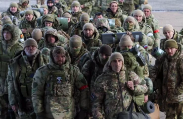 Βίντεο: Ρώσοι στρατιώτες παραδίδουν τρόφιμα και είδη πρώτης ανάγκης στους κατοίκους του Μίρνογκραντ