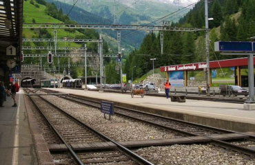 Ελβετία: Εκτροχιάστηκε τρένο με 80 επιβάτες – Χιονοστιβάδα έπληξε τη σιδηροδρομική γραμμή