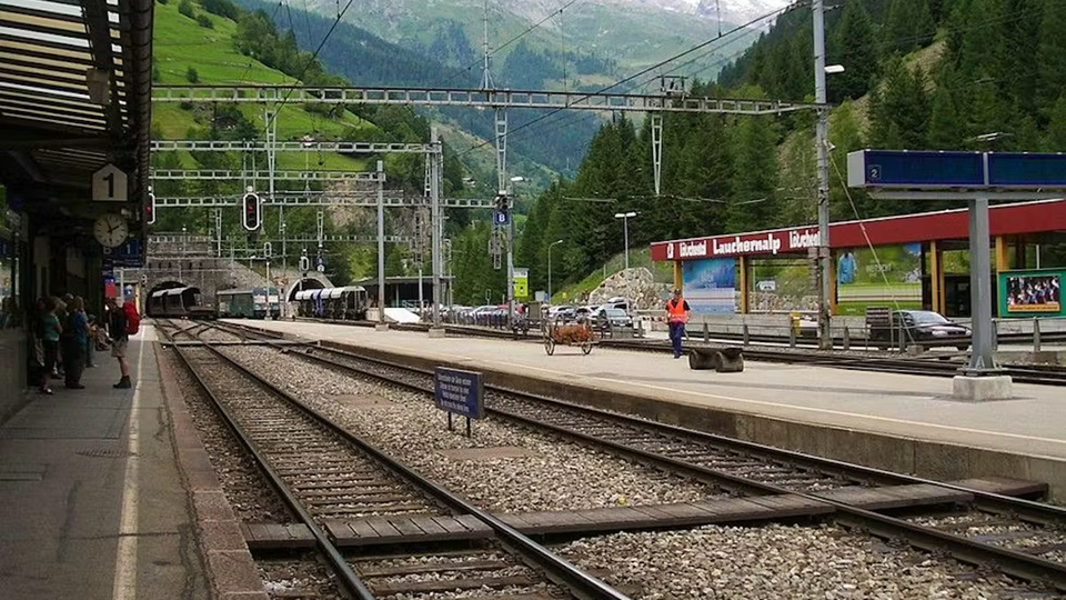 Ελβετία: Εκτροχιάστηκε τρένο με 80 επιβάτες – Χιονοστιβάδα έπληξε τη σιδηροδρομική γραμμή