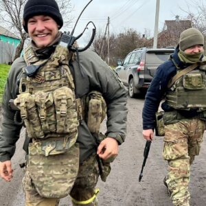 Βίντεο: Ουκρανοί στρατολόγοι κτυπούν με το όχημά τους γυναίκα στα πόδια που προσπαθεί να σώσει τον άνδρα της!