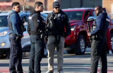 Βίντεο: Η στιγμή που τρανς πατέρας πυροβολεί τη σύζυγο και τα παιδιά του σε σχολικό αγώνα χόκεϊ στις ΗΠΑ