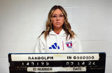 ΗΠΑ: Συνελήφθη γραμματέας Γυμνασίου που έκανε σεξ με δύο μαθητές – Την ξυλοκόπησε ο σύζυγός της