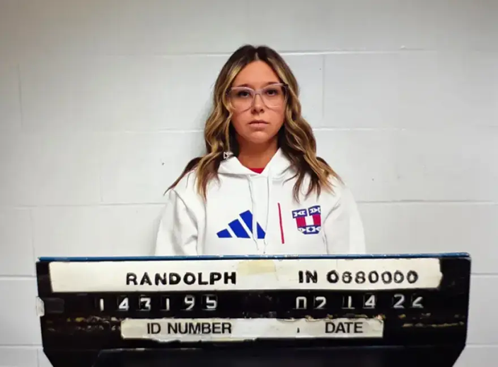 ΗΠΑ: Συνελήφθη γραμματέας Γυμνασίου που έκανε σεξ με δύο μαθητές – Την ξυλοκόπησε ο σύζυγός της