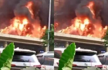 Βίντεο: Μεγάλη φωτιά σε εμπορικό κέντρο στην Ινδονησία – Το κτίριο παραδόθηκε στις φλόγες