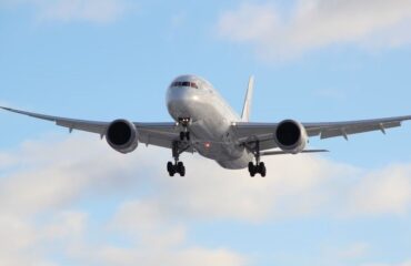 «Πανικός» σε πτήση προς τη Θεσσαλονίκη: Μεθυσμένος επιβάτης έβριζε και πετούσε μπουκάλια με νερό