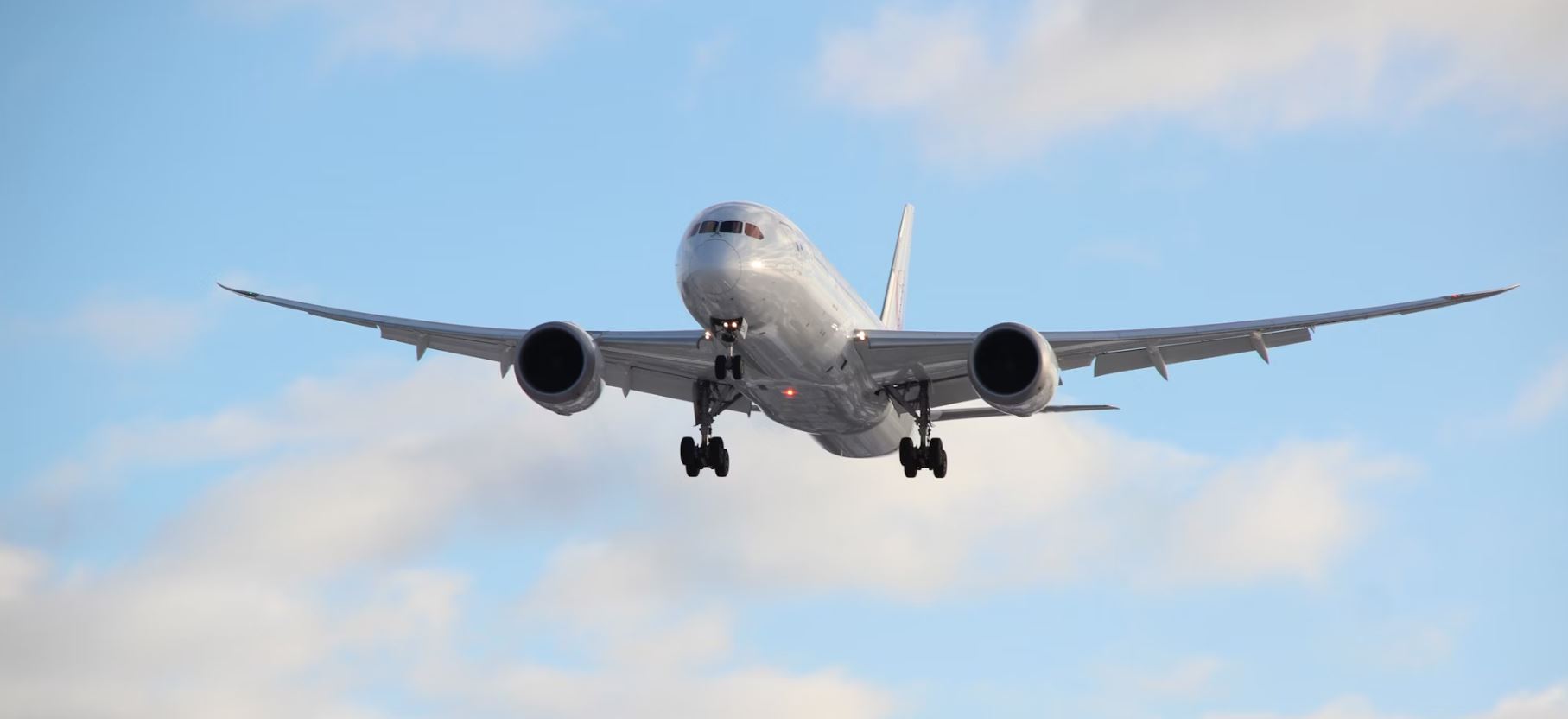 «Πανικός» σε πτήση προς τη Θεσσαλονίκη: Μεθυσμένος επιβάτης έβριζε και πετούσε μπουκάλια με νερό