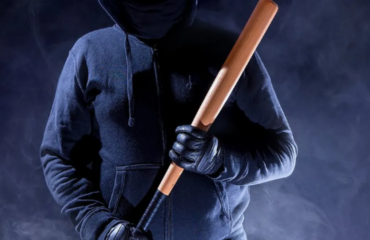 Τρόμος για 22χρονο στην Αργυρούπολη: Τον ρώτησαν «τι ομάδα είναι», του επιτέθηκαν με ρόπαλο και τον λήστεψαν